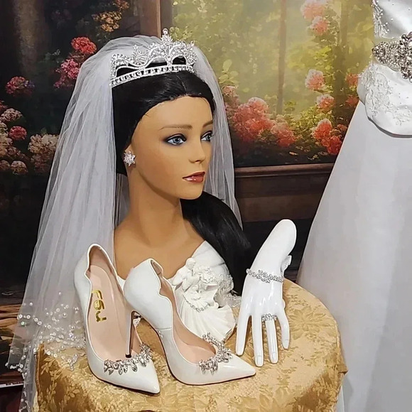 Starburst is a unique one-of-a-kind 6 pc tiara and ensemble - Picture 2 of 11